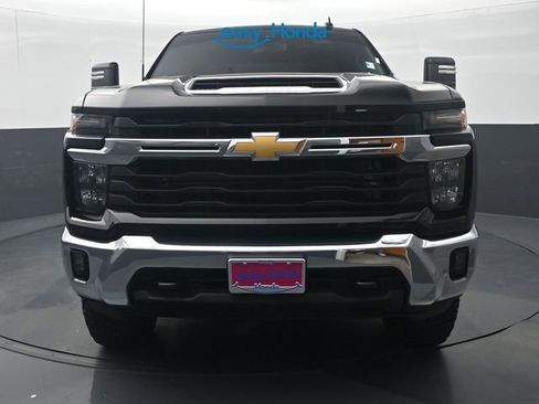 Used 2024 Chevrolet Silverado 2500 LT AWD/4WD image 3