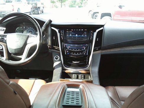Used 2017 Cadillac Escalade ESV Luxury AWD/4WD image 14
