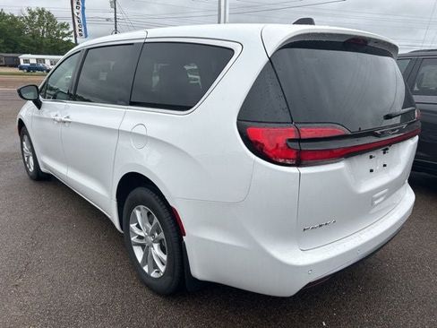 New 2027 Chrysler Pacifica Select AWD/4WD image 6