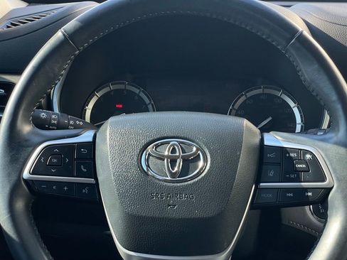 Used 2022 Toyota Highlander XLE image 12