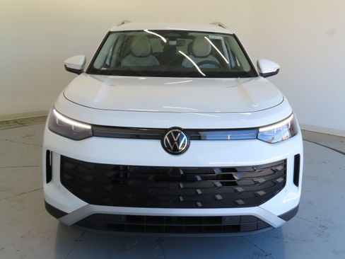 New 2025 Volkswagen Tiguan SE image 10
