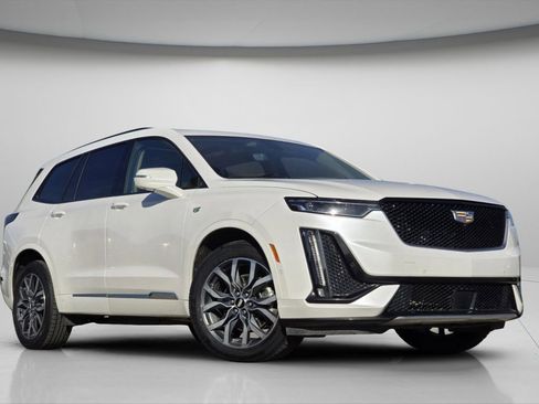 Used 2021 Cadillac XT6 Sport w/ Platinum Package image 2