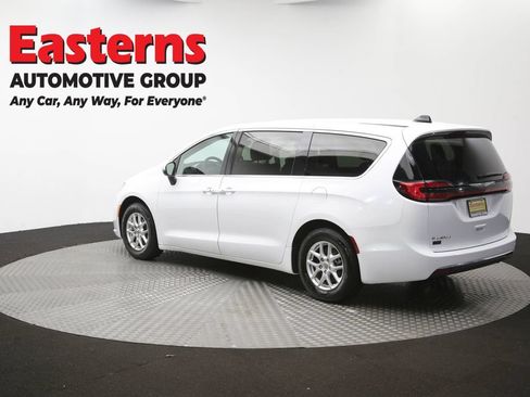 Used 2023 Chrysler Pacifica Touring-L FWD image 65