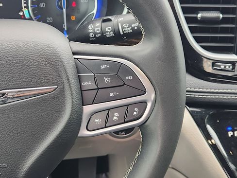 Used 2023 Chrysler Pacifica Limited FWD image 29