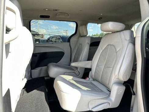 Used 2021 Chrysler Pacifica Touring-L FWD image 24