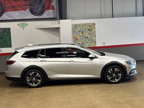 Used 2018 Buick Regal Essence w/ Sights and Sounds Package AWD/4WD image 3