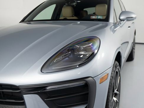 Certified 2025 Porsche Macan image 37