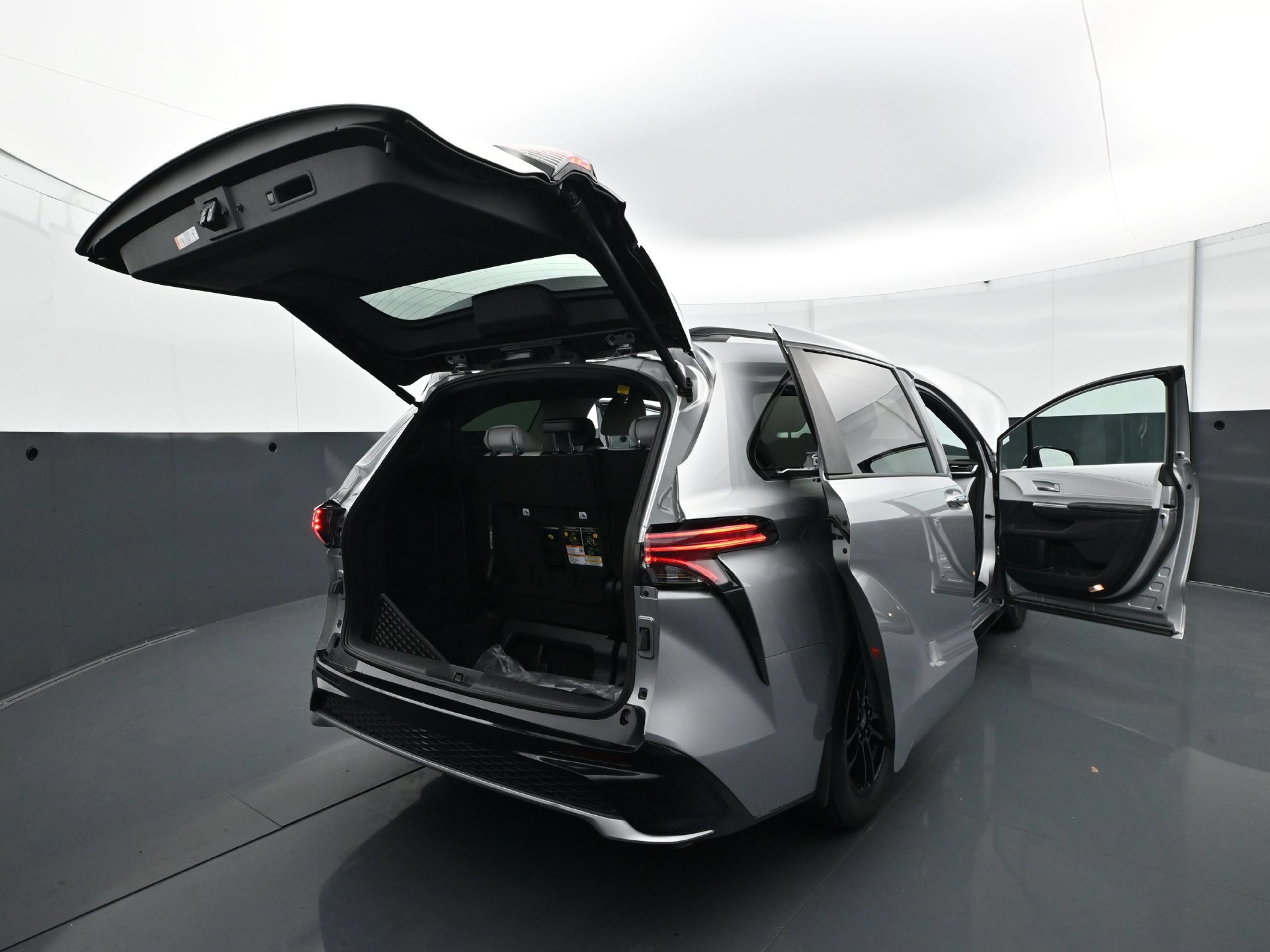 Used 2025 Toyota Sienna XSE AWD/4WD image 34