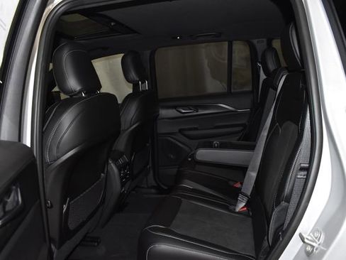 New 2025 Jeep Grand Cherokee Altitude image 27