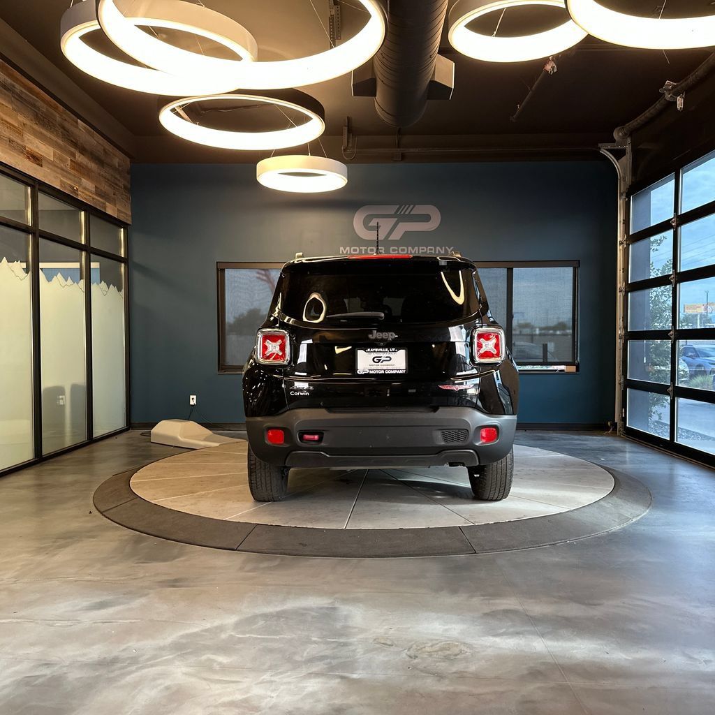 Used 2017 Jeep Renegade Trailhawk w/ Premium Trailhawk Package AWD/4WD image 4