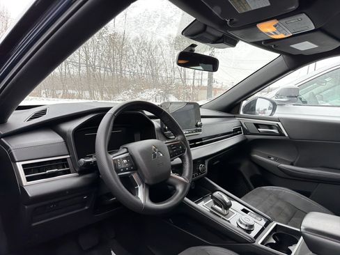 Used 2023 Mitsubishi Outlander SE Black Edition image 9