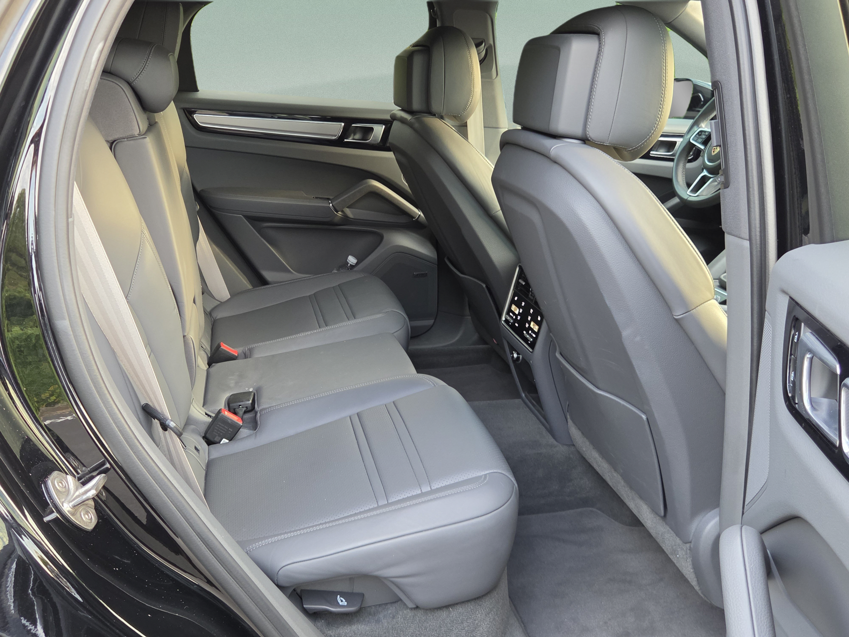 Used 2023 Porsche Cayenne Coupe AWD/4WD image 17