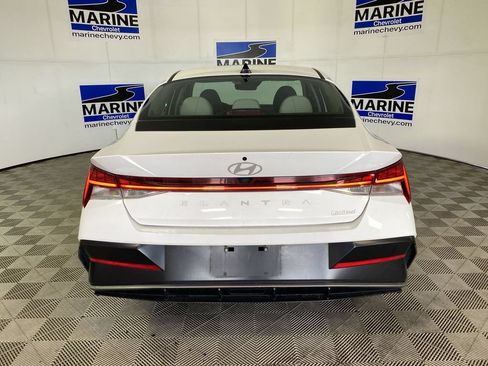 Used 2025 Hyundai Elantra Limited FWD image 17