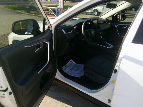 Used 2022 Toyota RAV4 XLE image 8