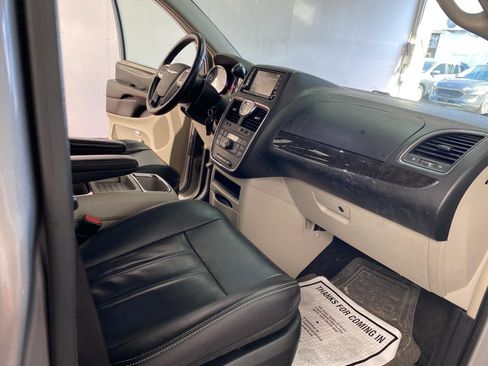 Used 2014 Chrysler Town & Country Touring image 8