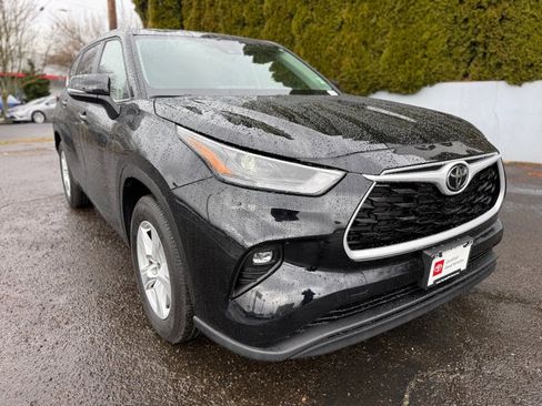 Certified 2025 Toyota Highlander LE image 2