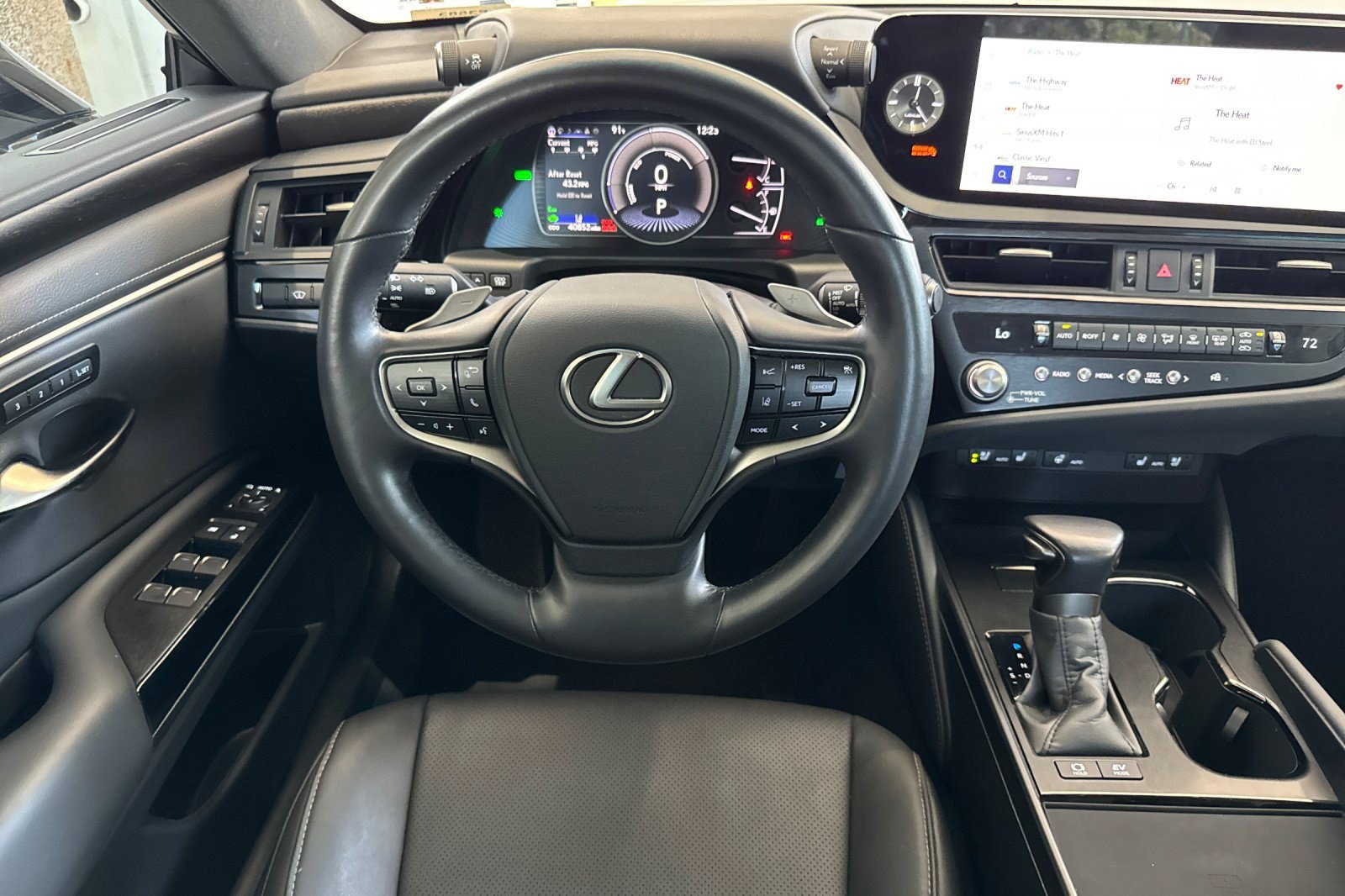 Certified 2025 Lexus ES 300h w/ Premium Package FWD image 18