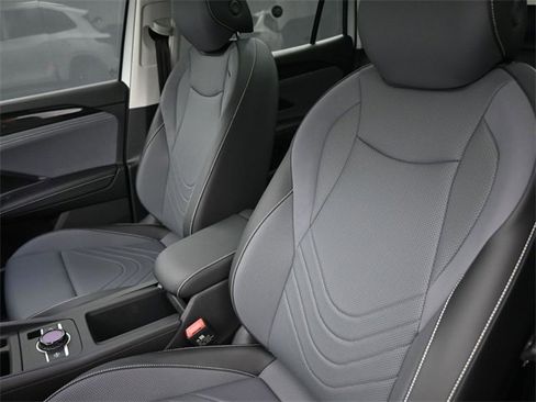 New 2025 Volkswagen Tiguan SE image 31