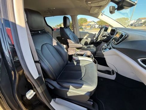 Certified 2024 Chrysler Pacifica Touring-L FWD image 12
