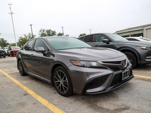 Used 2023 Toyota Camry SE FWD image 6