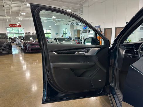 Used 2025 Cadillac XT6 Premium Luxury image 10