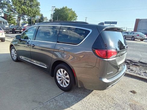 Used 2017 Chrysler Pacifica Touring-L image 11