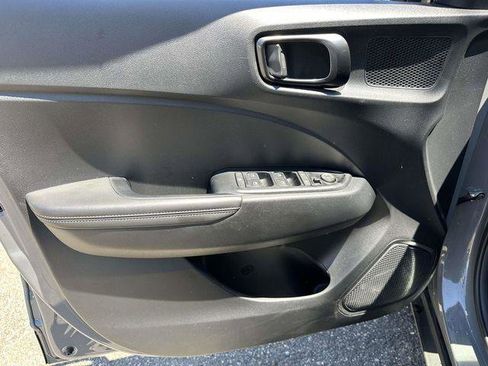 Used 2022 Hyundai Venue Limited FWD image 16