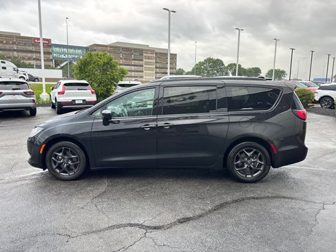 Used 2020 Chrysler Pacifica Touring-L Plus FWD image 4