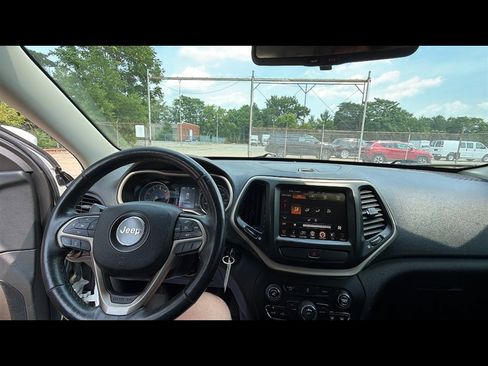 Used 2016 Jeep Cherokee Latitude w/ Cold Weather Group AWD/4WD image 10