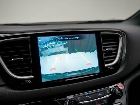 Used 2025 Chrysler Pacifica Select image 21