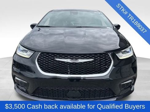 New 2026 Chrysler Pacifica Select image 2