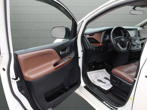 Used 2016 Toyota Sienna Limited Premium image 10