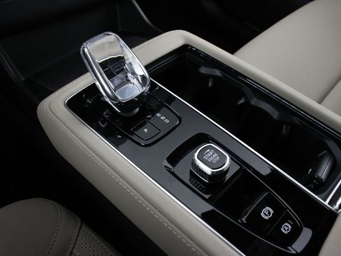 New 2026 Volvo XC90 B5 Plus w/ Protection Package image 7