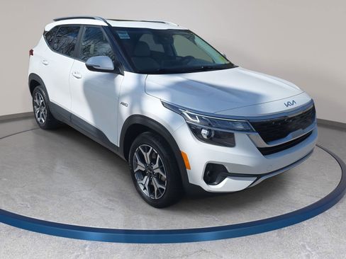 Used 2023 Kia Seltos EX image 3