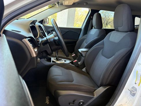 Used 2017 Jeep Cherokee Latitude w/ Safety/Convenience Group FWD image 8