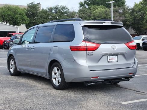 Used 2015 Toyota Sienna LE FWD image 3