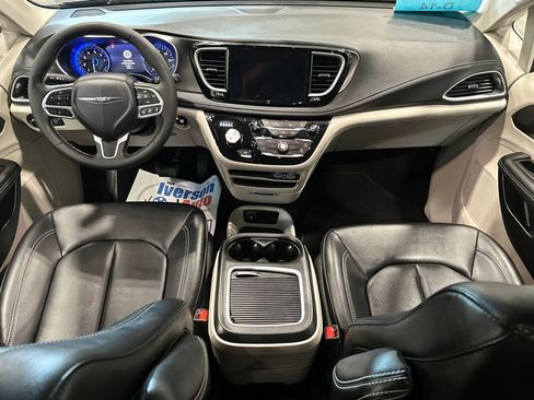 Used 2024 Chrysler Pacifica Touring-L AWD/4WD image 27