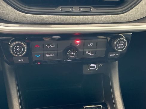 Used 2024 Jeep Compass Latitude AWD/4WD image 18
