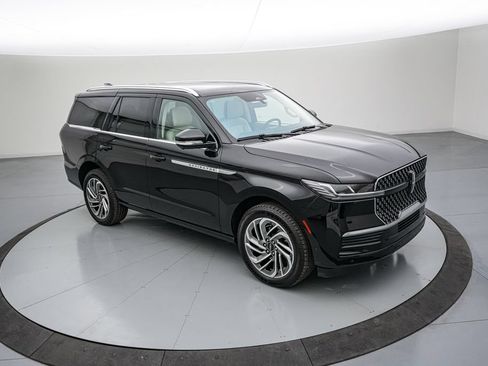 Used 2025 Lincoln Navigator Reserve AWD/4WD image 2