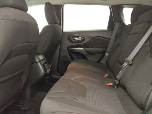 Used 2019 Jeep Cherokee Latitude w/ Popular Appearance Group image 18