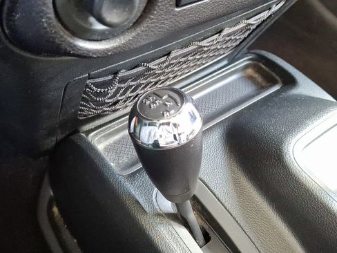 Used 2018 Jeep Wrangler Sahara image 16