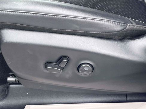 Used 2024 Chrysler Pacifica Touring-L FWD image 16