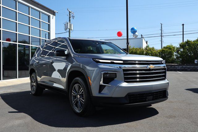 Used 2024 Chevrolet Traverse LT FWD image 3
