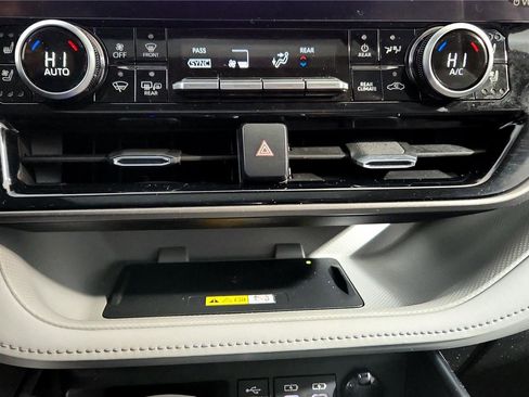 Used 2023 Toyota Highlander Limited image 32