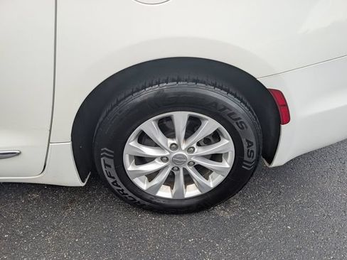 Used 2017 Chrysler Pacifica Touring-L FWD image 22