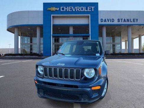Used 2023 Jeep Renegade Latitude AWD/4WD image 3