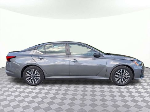 Used 2025 Nissan Altima 2.5 SV FWD image 2