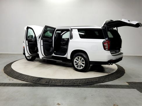 Used 2023 Chevrolet Suburban Premier image 13