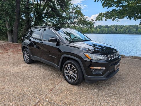 Used 2019 Jeep Compass Latitude FWD image 1