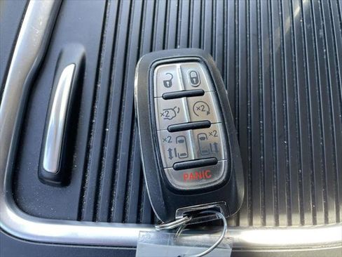 Certified 2023 Chrysler Pacifica Touring-L FWD image 31